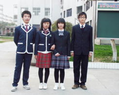 《纵横》报道,浙江温州十九中学今年的新款校服刚刚推出就引来了
